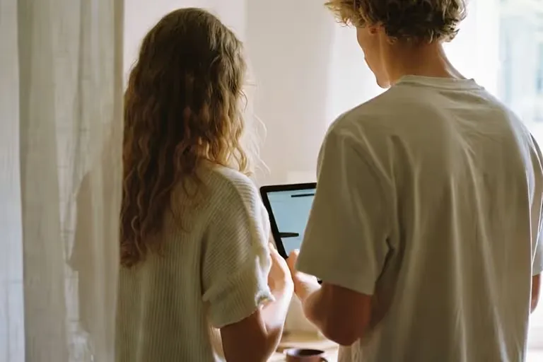Køber læser en boligannonce på sin telefon