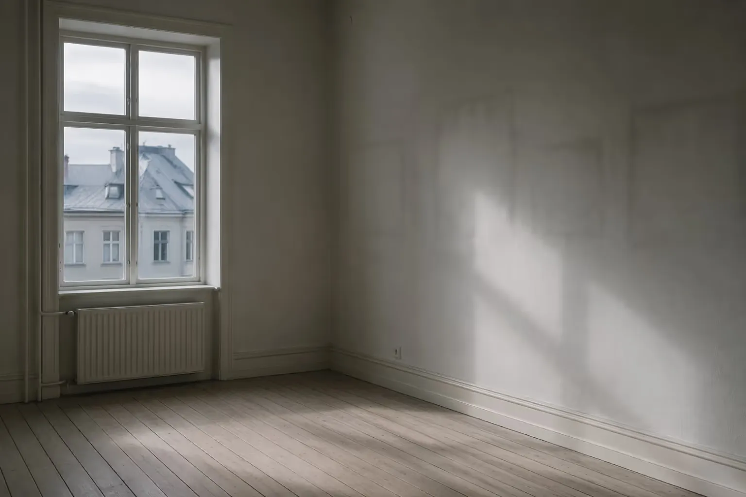 Tom stue med bare vægge og ingen møbler